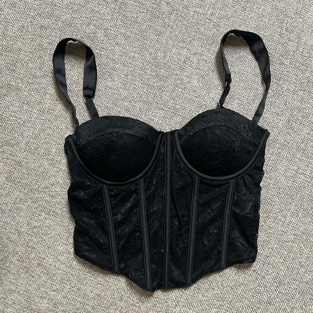 LOVE ON REPEAT LACE CORSET CROP TOP IN BLACK
